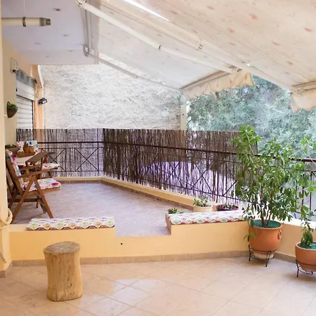 *central Acropolis* Sleep In An Artist's Apartment *