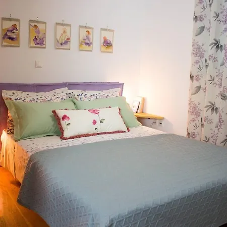 *central Acropolis* Sleep In An Artist's