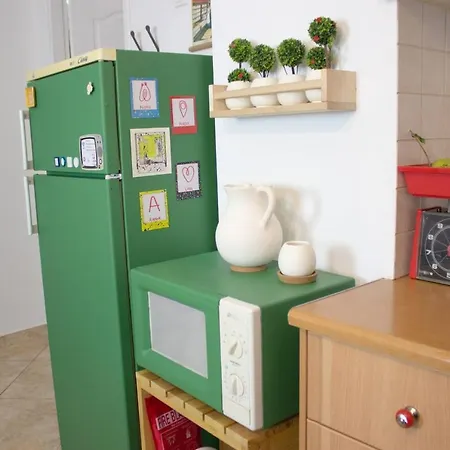 *central Acropolis* Sleep In An Artist's Apartment *